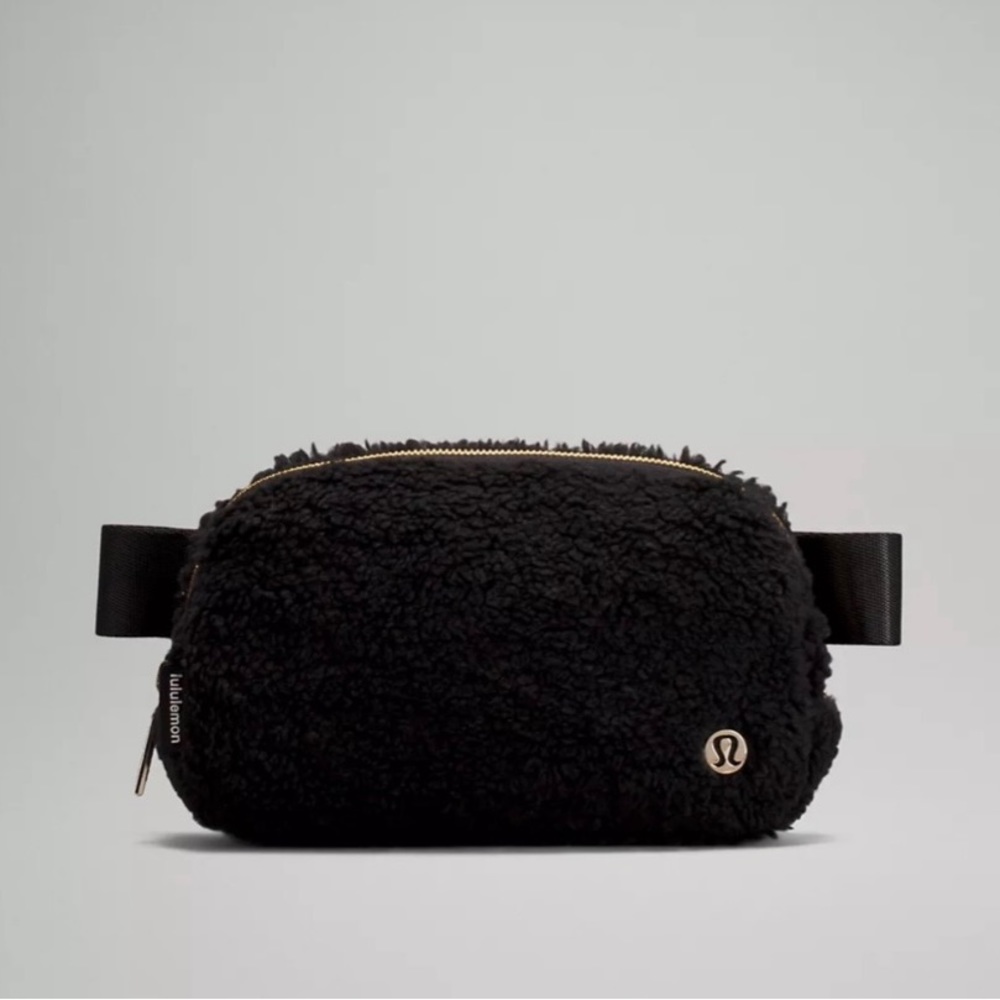 New With Tags Lululemon Everywhere Fleece Belt Bag in Black